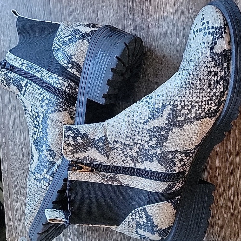 Universal Thread Snakeskin Print Boots Size 9 - image 5